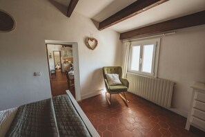 2 bedrooms, travel crib, free WiFi