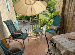Outdoor dining - Gîte Lavande (Niozelles)