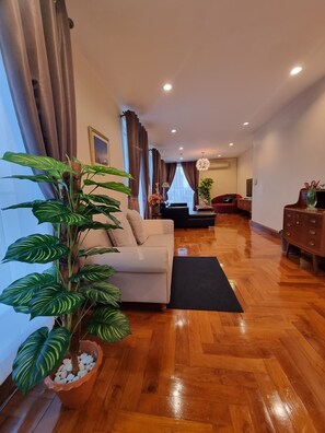 Living area - Chez Moi Bangkok Sukhumvit 26 Executive Residence (888) (Klong Toey)