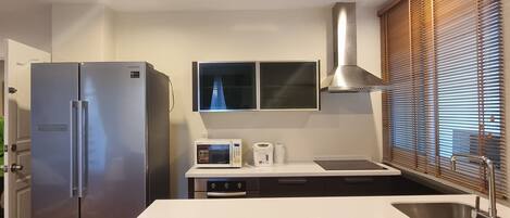 Réfrigérateur, micro-ondes, four, bouilloire électrique