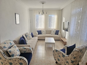 Appartement Duplex Exclusif | Coin séjour | Télévision LED de 55 pouces avec chaînes par satellite