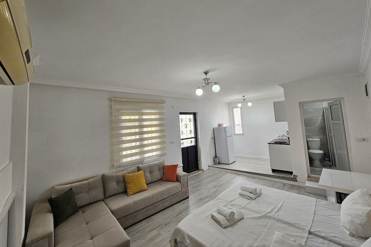Habitación triple económica | 1 habitación, minibar, decoración personalizada y muebles diferentes