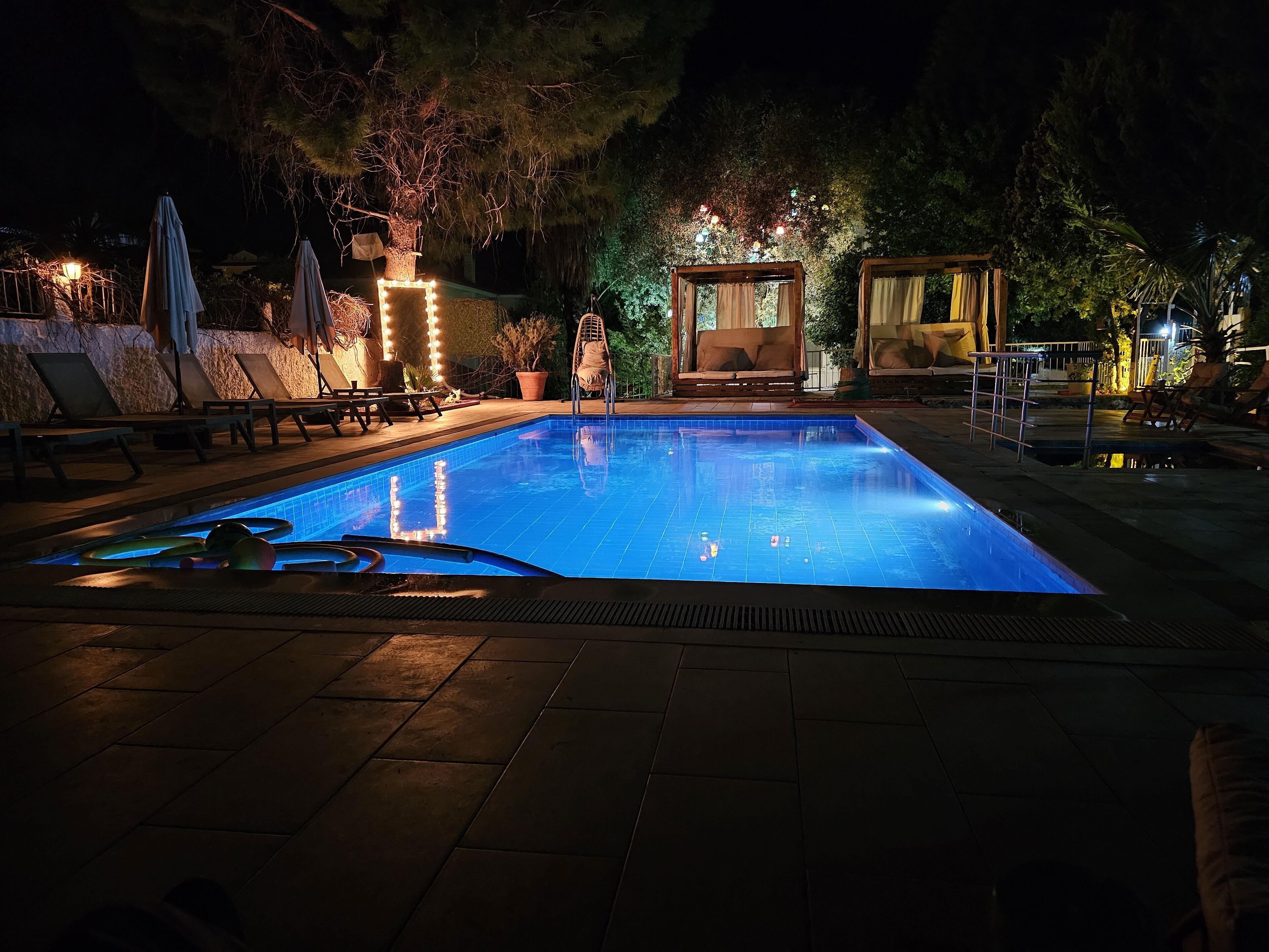 Piscina externa sazonal, funciona das 10h às 20h, guarda-sóis