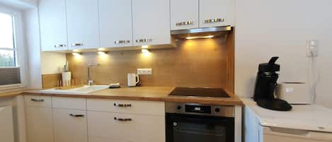 Frigorifero, forno, piano cottura, lavastoviglie