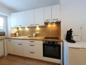 Frigorífico, horno, placa de cocina y lavavajillas