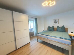 1 bedroom, bed sheets