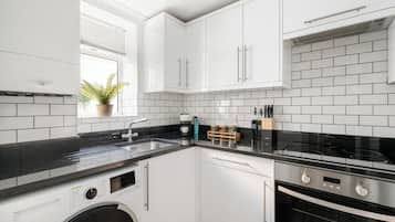 Frigorífico grande, microondas, horno y placa de cocina