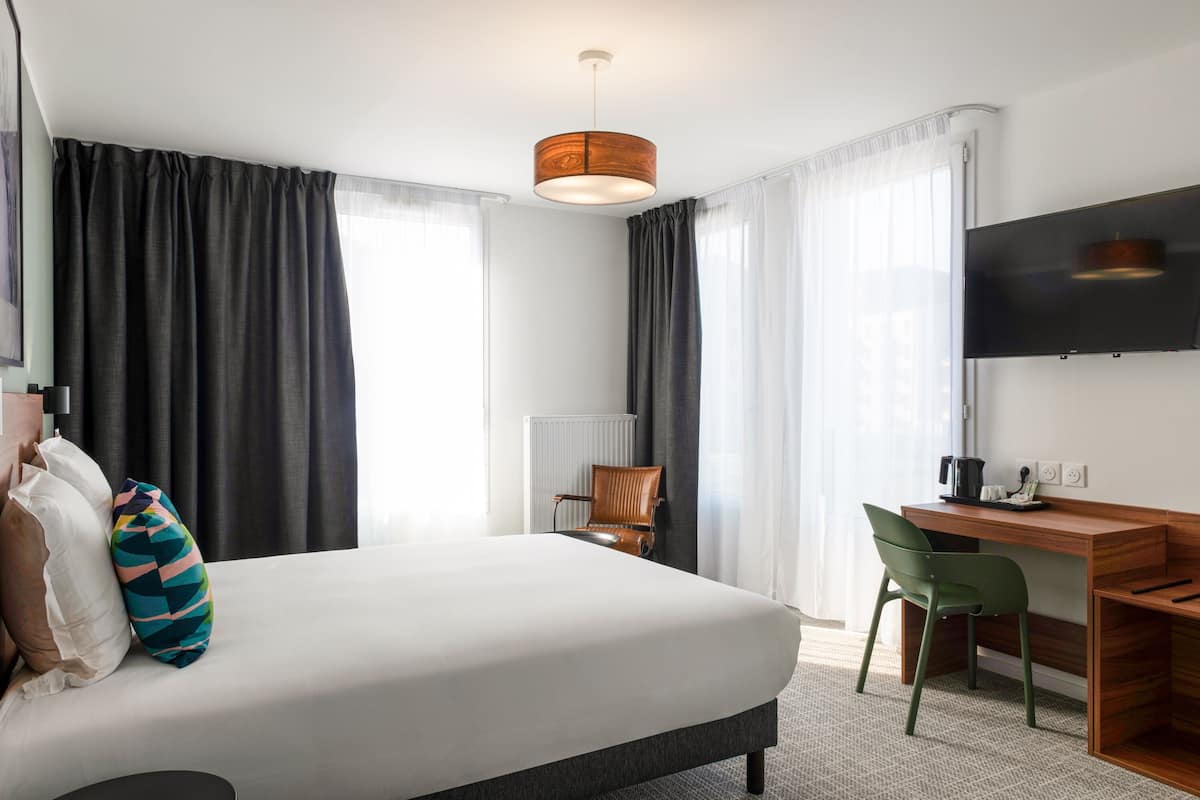 Premium Studio, 1 Double Bed | 1 bedroom, in-room safe, desk, laptop workspace