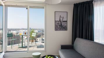 Suite, balkon | Woonruimte | Een 32-inch smart-tv met kabelzenders en een kantoor