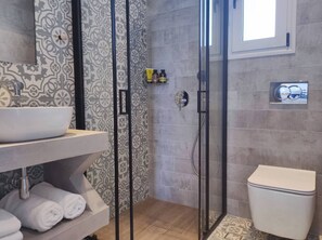 Shower, eco-friendly toiletries, hair dryer, towels - Rhodes Soul Luxury Suites (Afandou)
