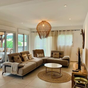 Een smart-tv en tafelvoetbal