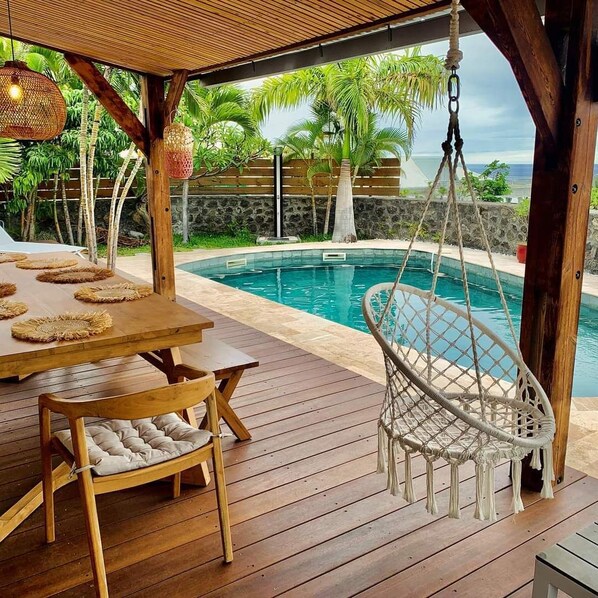 Een buitenzwembad, een verwarmd zwembad