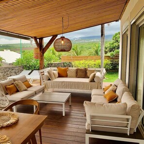 Een smart-tv en tafelvoetbal