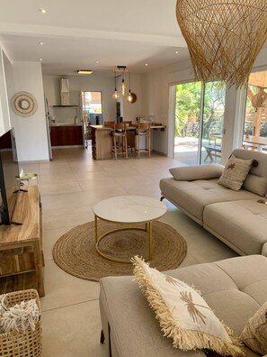 Een smart-tv en tafelvoetbal