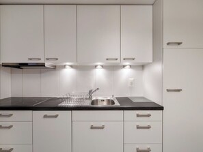 Fridge, cookware/dishes/utensils