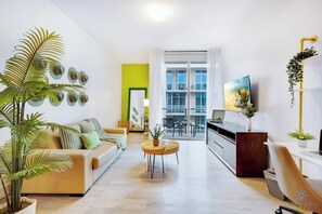 TV, offices - Hollywood Beach Haven, Rooftop Pool, Hot Tub (Hollywood)