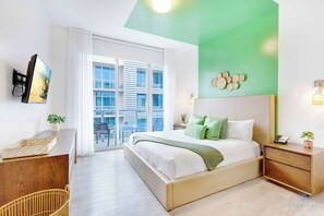 2 bedrooms, desk, iron/ironing board, travel crib - Hollywood Beach Haven, Rooftop Pool, Hot Tub (Hollywood)