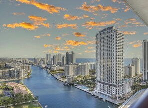 Un hotel di grattacielo con vista sul fiume e sullo skyline della città.