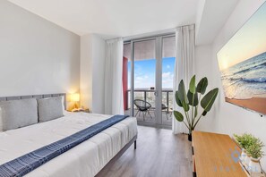 2 soverom, skrivebord, strykejern/-brett og reiseseng for barn