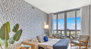 2 Schlafzimmer, Schreibtisch, Bügeleisen/Bügelbrett, Reisekinderbett