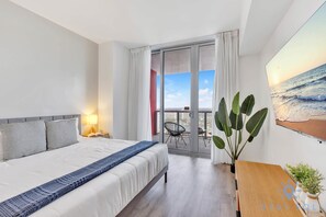 2 chambres, bureau, fer et planche Ă repasser, lit parapluie