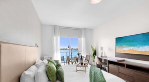 Schreibtisch, Bügeleisen/Bügelbrett, Reisekinderbett, WLAN