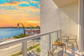 Property grounds - Modern Resort, Rooftop Pool –Walk to Beach (Hollywood)