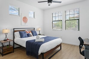 4 bedrooms, desk, laptop workspace, iron/ironing board - TWO CozySuites Apartment DowntownChandler (Glendale)