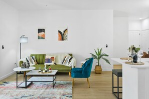 Apartamento | Área de estar | Smart TV 43 polegadas com canais digitais, Netflix, Hulu