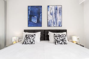 1 habitación, escritorio, tabla de planchar con plancha y cuna de viaje 