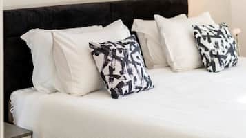 1 habitación, escritorio, tabla de planchar con plancha y cuna de viaje