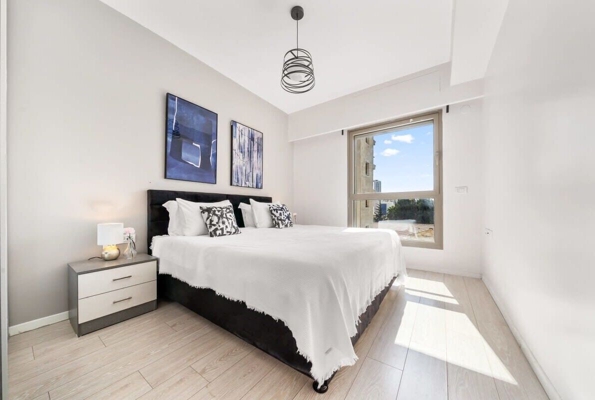 1 chambre, bureau, fer et planche à repasser, lit parapluie