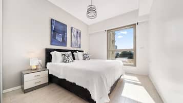 1 soverom, skrivebord, strykejern/-brett og reiseseng for barn