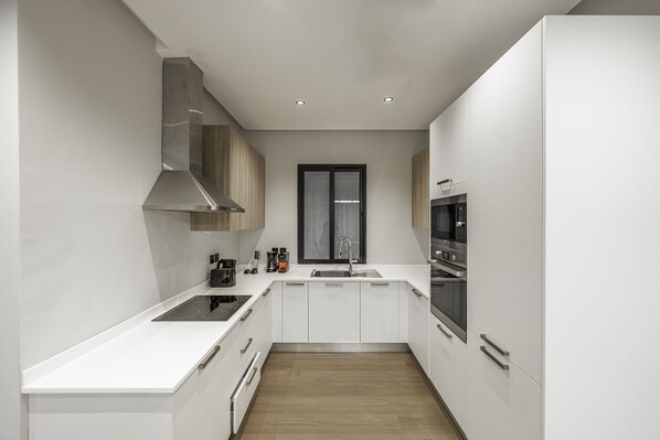 Apartment, 3 Bedrooms | Private kitchen | Fridge, microwave, oven, stovetop