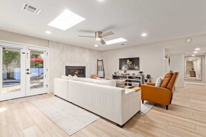 TV, fireplace, video games - Citrus Grove|Heated Pool|Putt Grn.+Gameroom (Scottsdale)