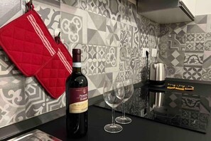 Ofen, Herdplatte, Geschirrspüler, Kochgeschirr/Geschirr/Besteck