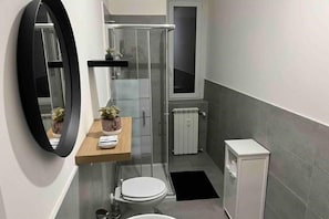 Dusche, Haartrockner, Bidet, Handtücher