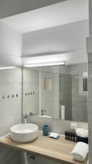 Amenidades de baño gratuitas, secadora de cabello, toallas, jabón 