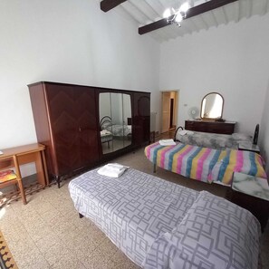 6 bedrooms, desk, iron/ironing board, free WiFi
