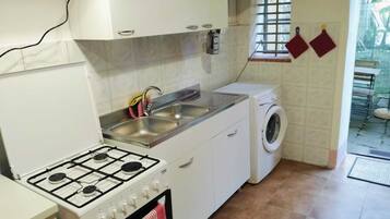 Fridge, oven, stovetop, coffee/tea maker
