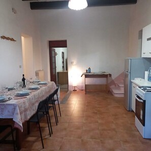 Fridge, oven, stovetop, coffee/tea maker