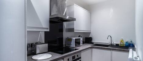 Refrigerador, microondas, horno, placa de cocina