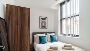 Unclassified image, 3 of 14, button - Modern Central Liverpool Apartment with Balcony (Liverpool)