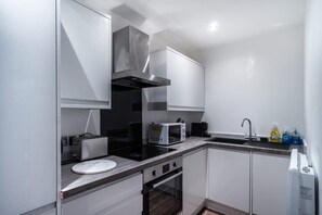 Fridge, microwave, oven, stovetop - Bright 1 Bed Flat w Balcony in Central Liverpool (Liverpool)