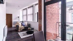 Unclassified image, 4 of 14, button - Modern Central Liverpool Apartment with Balcony (Liverpool)