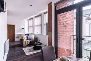 TV, offices - Modern Central Liverpool Apartment with Balcony (Liverpool)