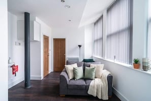 TV, offices - Modern Central Liverpool Apartment with Balcony (Liverpool)