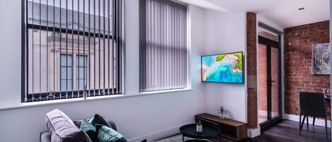 Una televisión, una oficina