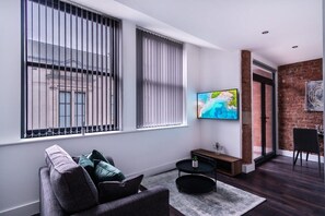 TV, offices - Bright 1 Bed Flat w Balcony in Central Liverpool (Liverpool)