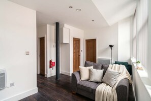TV, offices - Modern Central Liverpool Apartment with Balcony (Liverpool)